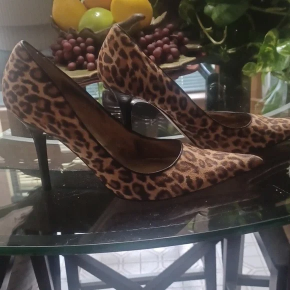 8.5 GUESS HEELS 👠 - Picture 2 of 4